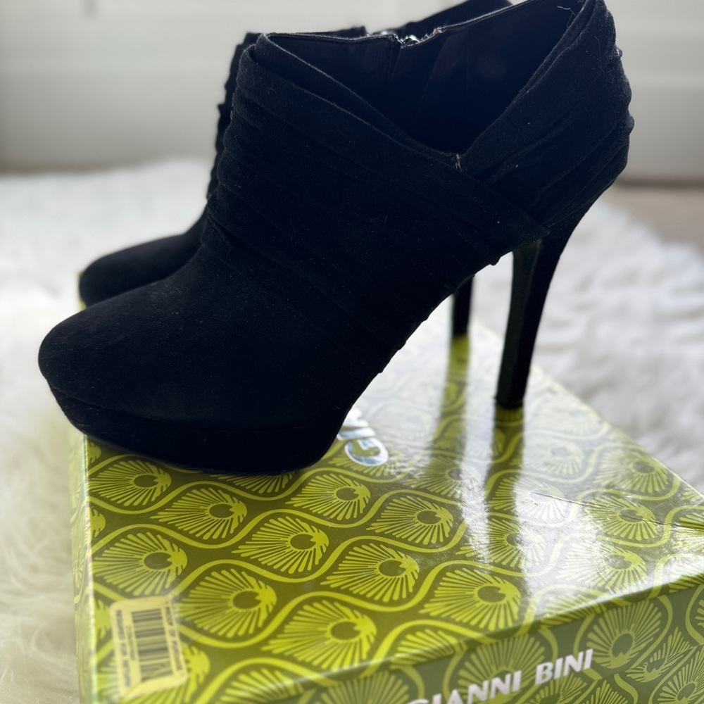 EUC Gianni Bini Black Suede Bootie , size 7 1/2
